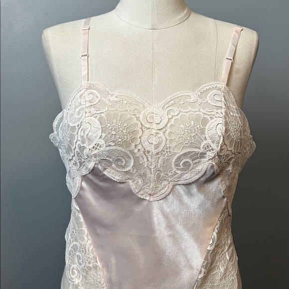 Vintage Delicates light pink polyester satin lace chemise size M - Picture 3 of 16